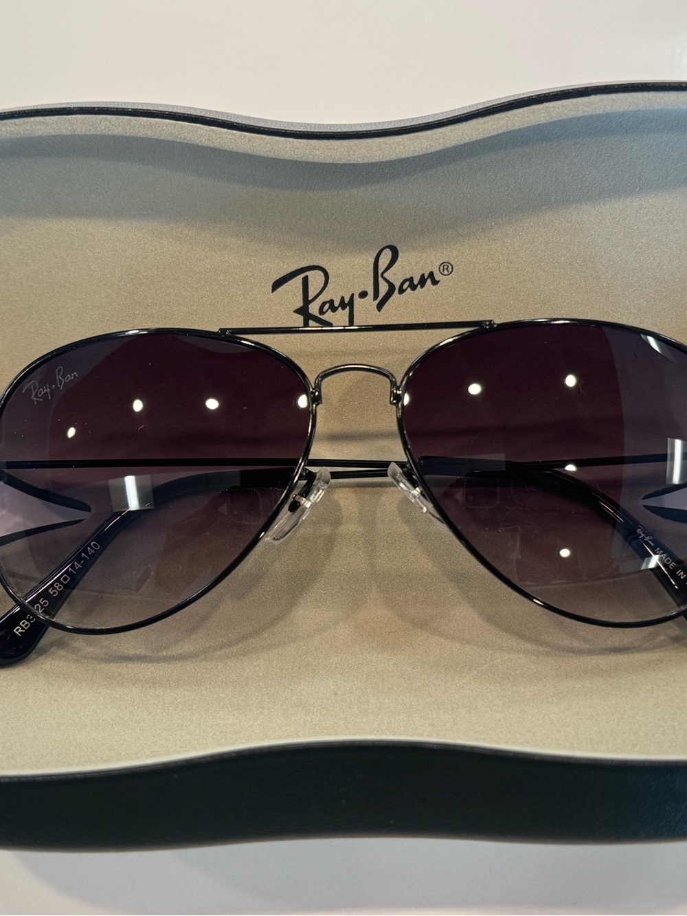 Ray Ban 3025 58/14 Black Sunglass With Grat Gray gradient  Lenses/case/cloth